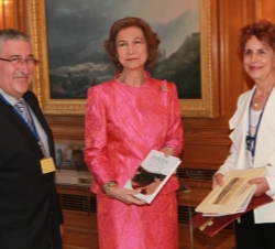 Su Majestad la Reina con un ejemplar del libro "En Decelia”, junto a Juan Manuel Martínez Valdueza de la Editorial CSED y a la profesora Ma
